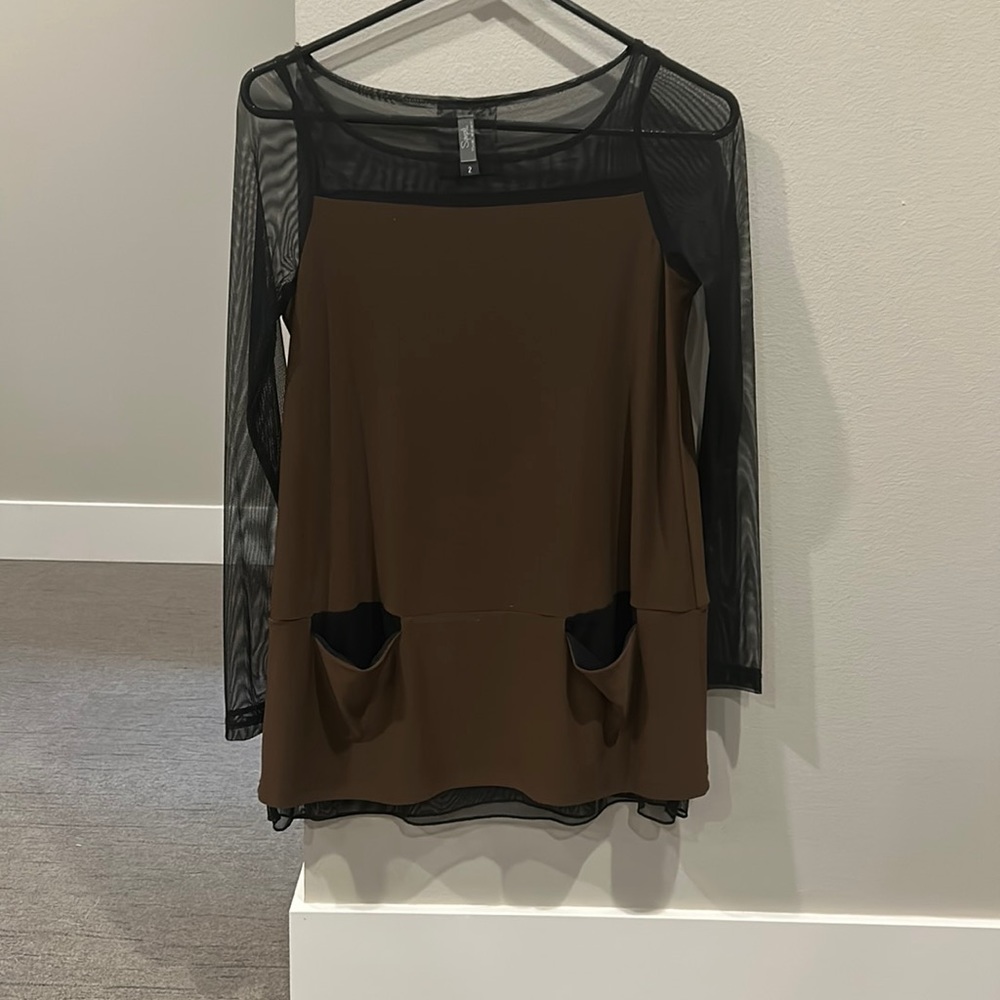 Sympli Mix Trace Top color Cinnamon and black size 2. NWOT